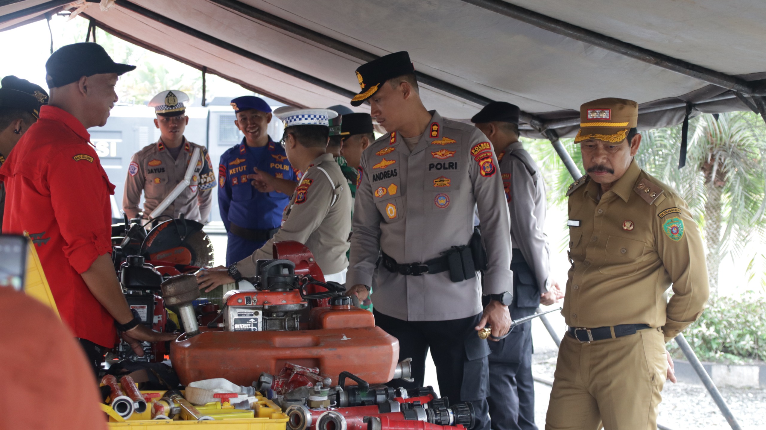 CEK: Kapolres PPU, AKBP Andreas Alek Danantara didampingi Wakil Bupati PPU, Abdul Waris Muin (kanan) saat cek perlengkapan penanganan bencana.