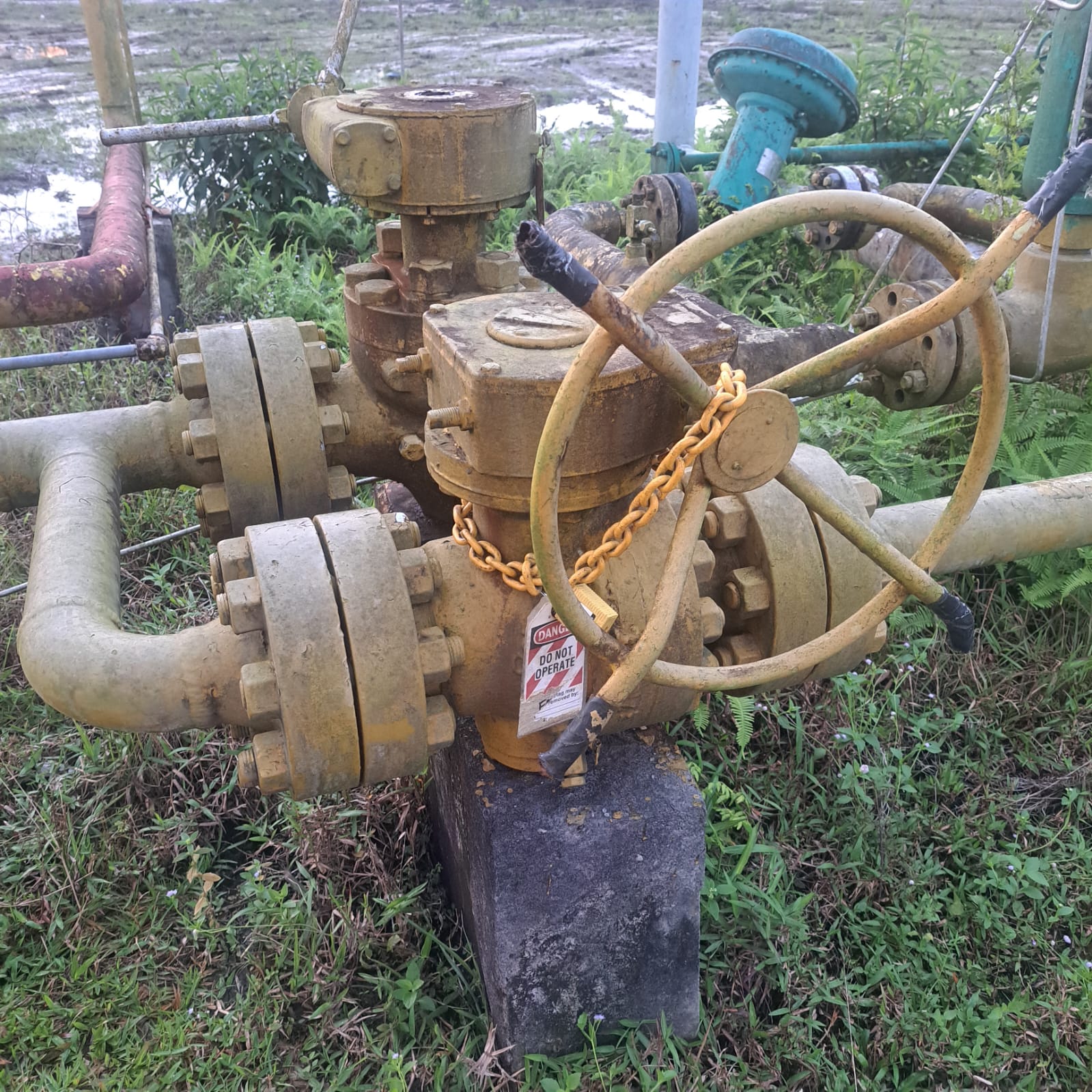 DIRANTAI: Metering yang dirantai dan saat petugas melakukan penyegelan.