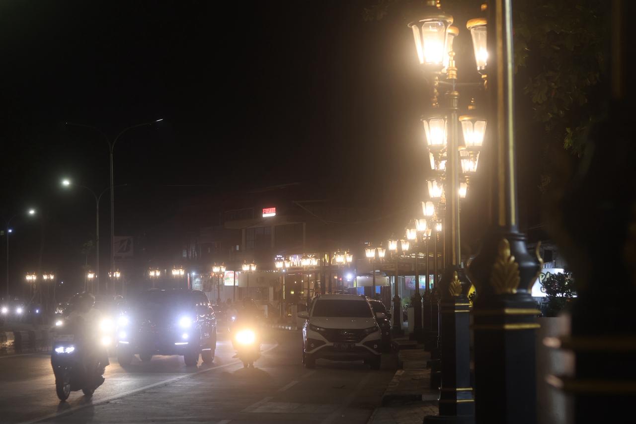 Kondisi KTL Jalan MT Haryono terpantau masih ada yang parkir di bahu jalan.  &nbsp;