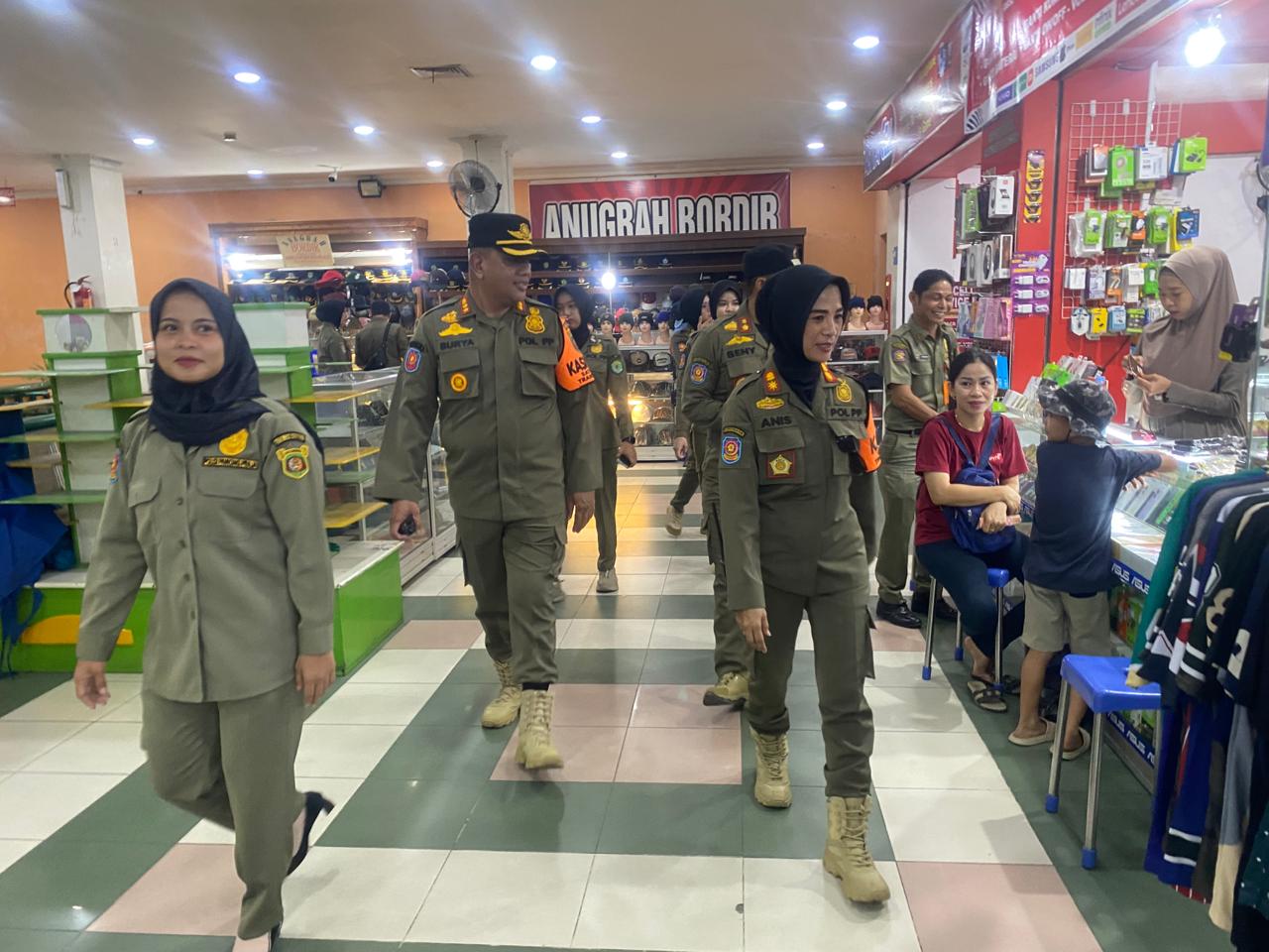 Kepala Satpol PP Samarinda Anis Siswantini (kanan) melakukan sidak pegawai yang nongkrong di luar jam kerja, Selasa (4/11/2025).  &nbsp;