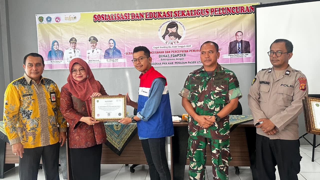 PENGHARGAAN: Perwakilan PHKT saat menerima penghargaan berkaitan dengan kepedulian perusahaan migas ini terhadap pengentasan stunting.