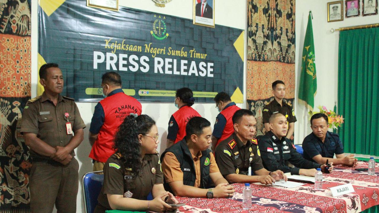 TERSANGKA: Ketiga tersangka saat ditunjukkan pada siaran pers.