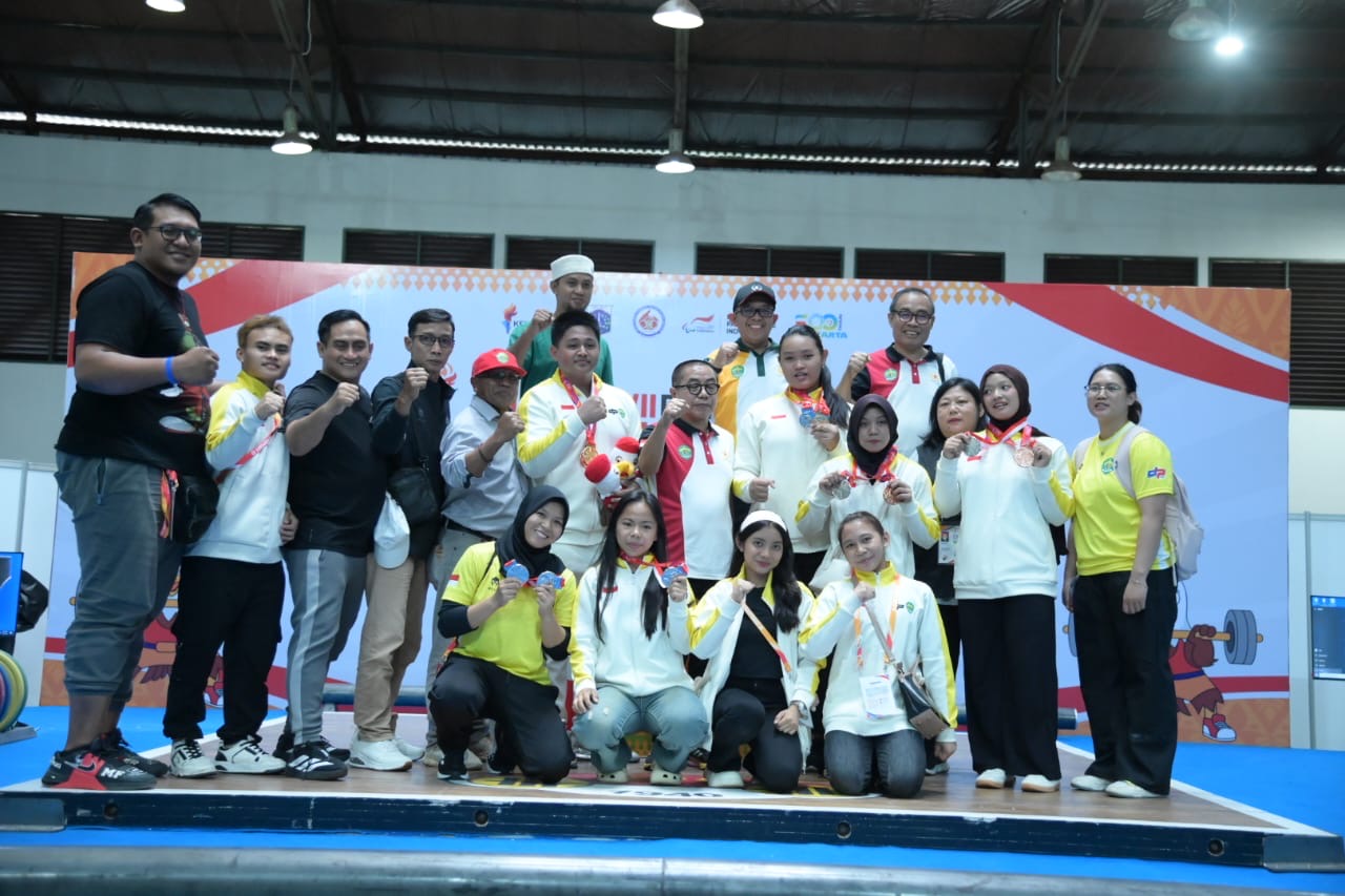 Skuad angkat besi Kaltim berfoto bersama dengan Ketua KONI Kaltim dan Dispora Kaltim setelah menyelesaikan pertandingan di GOR Ragunan.