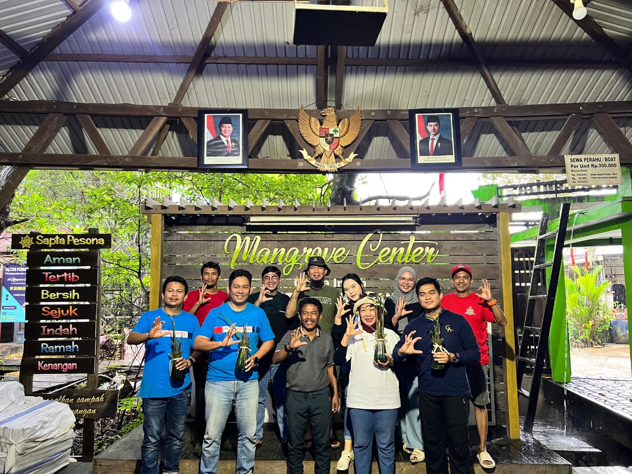 PEDULI LINGKUNGAN: Penanaman mangrove di kawasan Mangrove Center Graha Indah, Balikpapan Utara, Minggu (2/11). Kegiatan ini merupakan bagian dari program CSR Astra Daihatsu Kota Balikpapan.