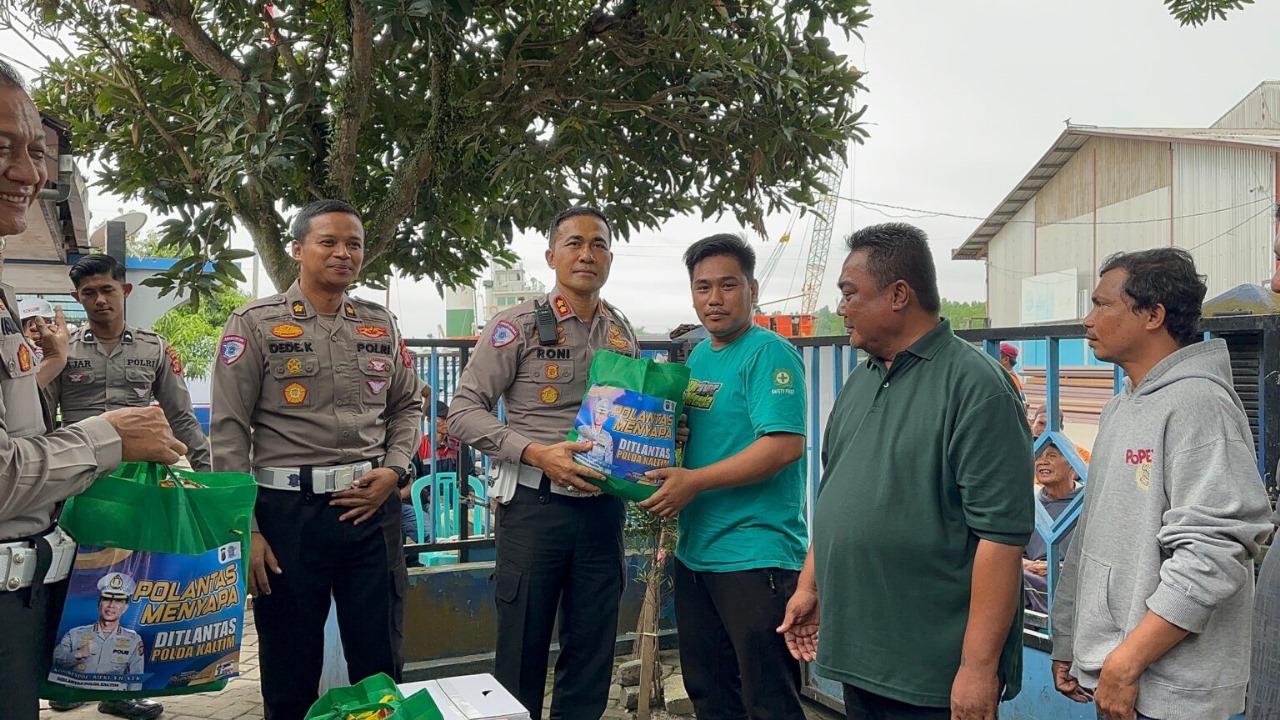 TEKANKAN KESELAMATAN: Edukasi kepada sejumlah sopir angkutan barang terkait keselamatan di jalan.