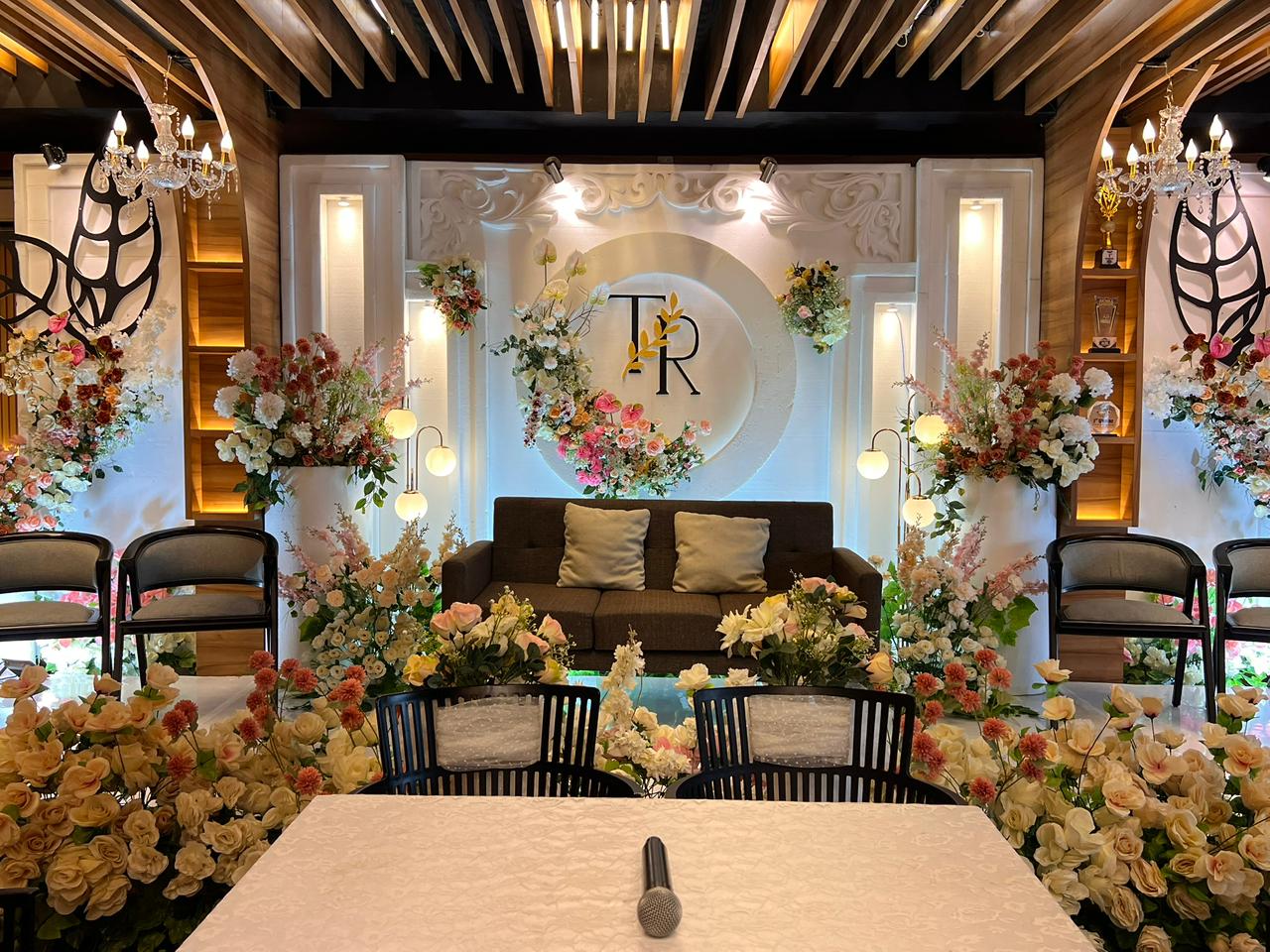 TANPA RIBET: Konsep intimate wedding kini menjadi pilihan favorit bagi pasangan masa kini &mdash; dan Midtown Xpress Balikpapan hadirkan keseimbangan antara kemewahan, kenyamanan, dan efisiensi biaya.