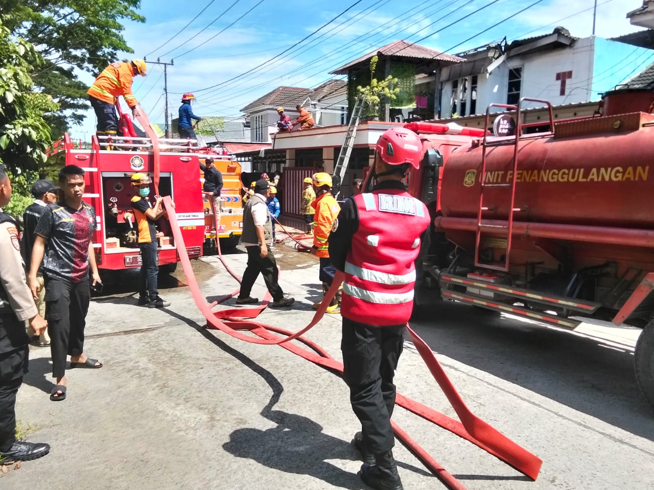 KEBAKARAN: Petugas gabungan berupaya memadamkan kobaran api di rumah yang terbakar di kawasan Balikpapan Regency.