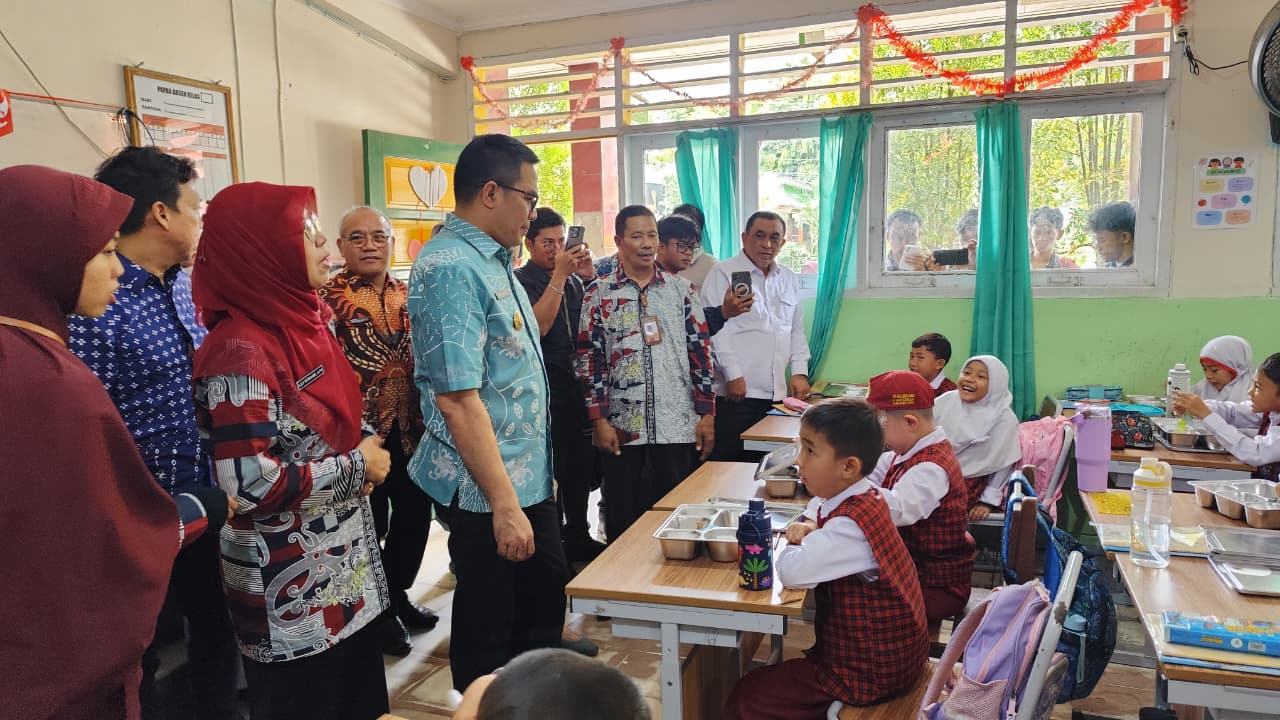 PERIKSA: Andi Harun memantau beberapa anak SD 002 Kelurahan Bugis menyantap MBG pada hari pertama di sekolah tersebut, usai meresmikan SPPG di Go Mall, Jalan Bhayangkara, Kamis (6/11).