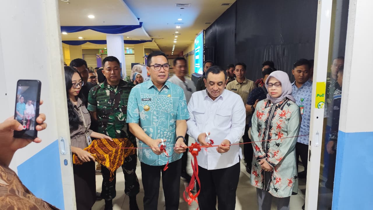 DUKUNG: Nyoto Suwignyo (kedua kanan) bersama Waliukota Samarinda Andi Harun menggunting pita, tanda beroperasinya SPPG Bugis di Go Mall, Jalan Bhayangkara, Kecamatan Samarinda Kota, Kamis (6/11).