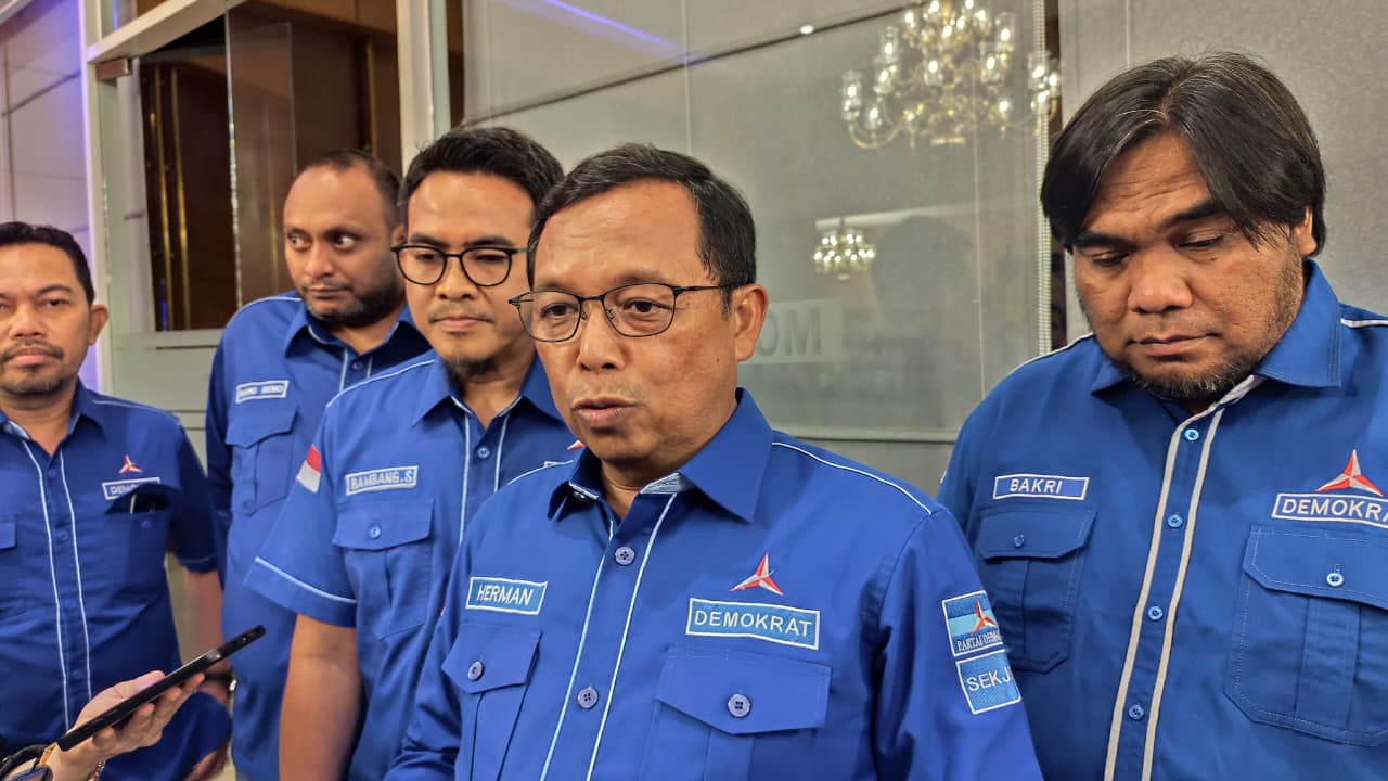 KONSOLIDASI: Herman Khaeron (kedua kanan) didampingi Bambang Soepriyadi (ketiga kanan) menyampaikan pesan di sela rakerda DPD Demokrat Kaltim, Kamis (6/11).
