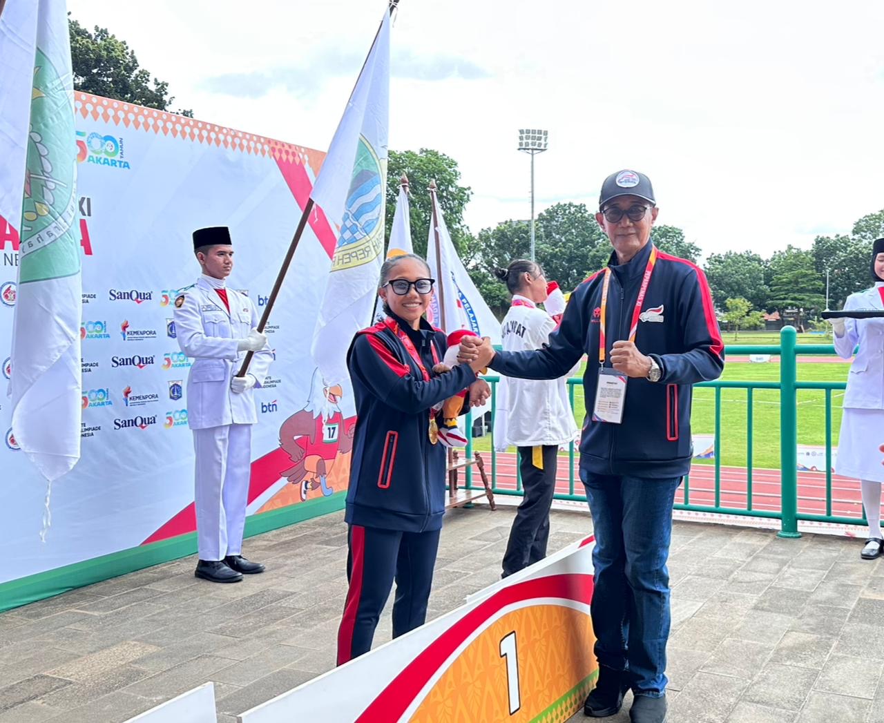 Ketua NPCI Kaltim Suharyanto menyerahkan medali emas kepada Kirana Dafia Larassati yang tampil sebagai juara di nomor 100 meter T46&ndash;47 putri.