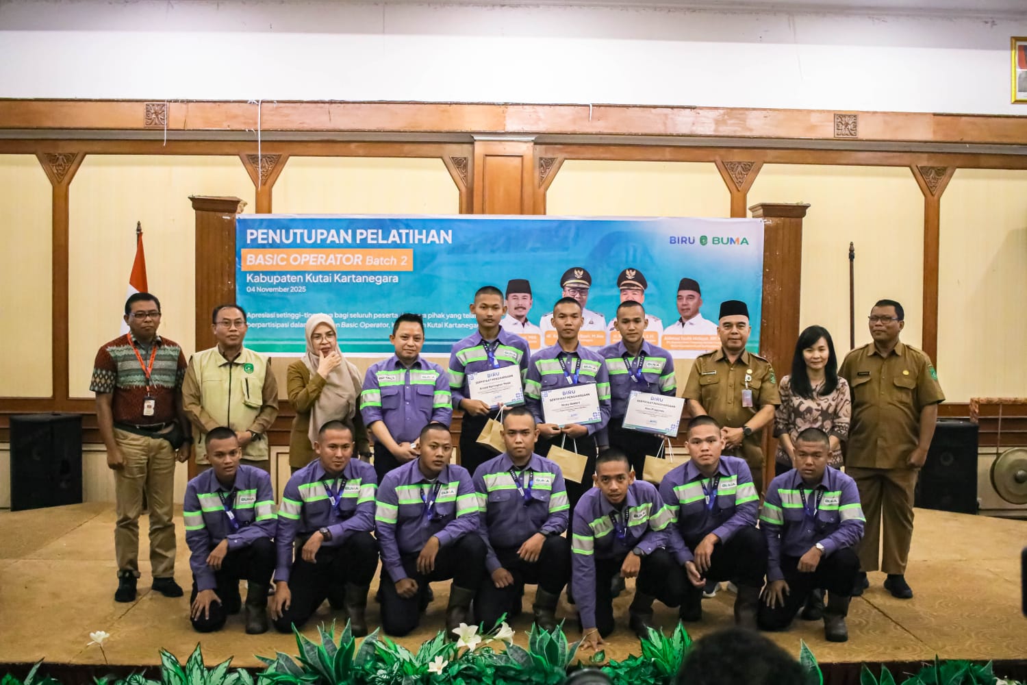 Jajaran Pemkab Kukar serta manajemen PT BUMA dan PT BIRU bersama 29 lulusan terbaik.
