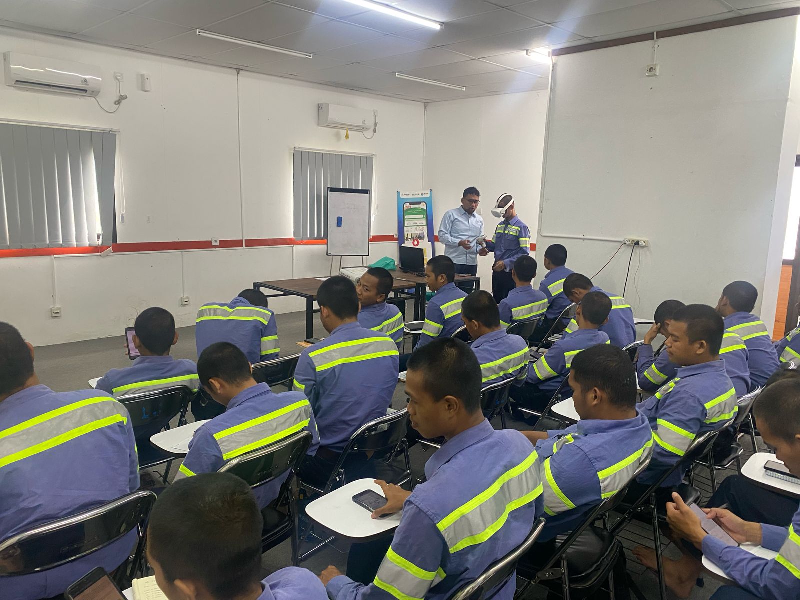Suasana kelas teori bagi calon operator alat berat dibekali materi berbasis LMS dan keselamatan kerja.  &nbsp;