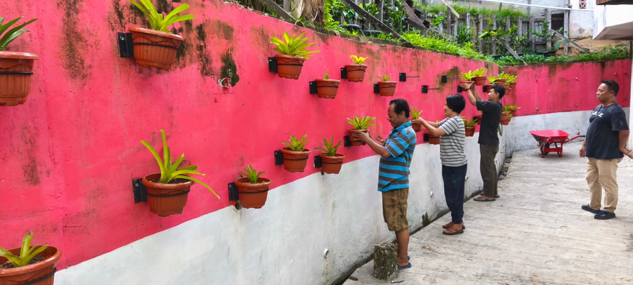 Salah satu spot lingkungan Kampung Bungas sedang dipersiapkan spot baru berupa taman bromelia.