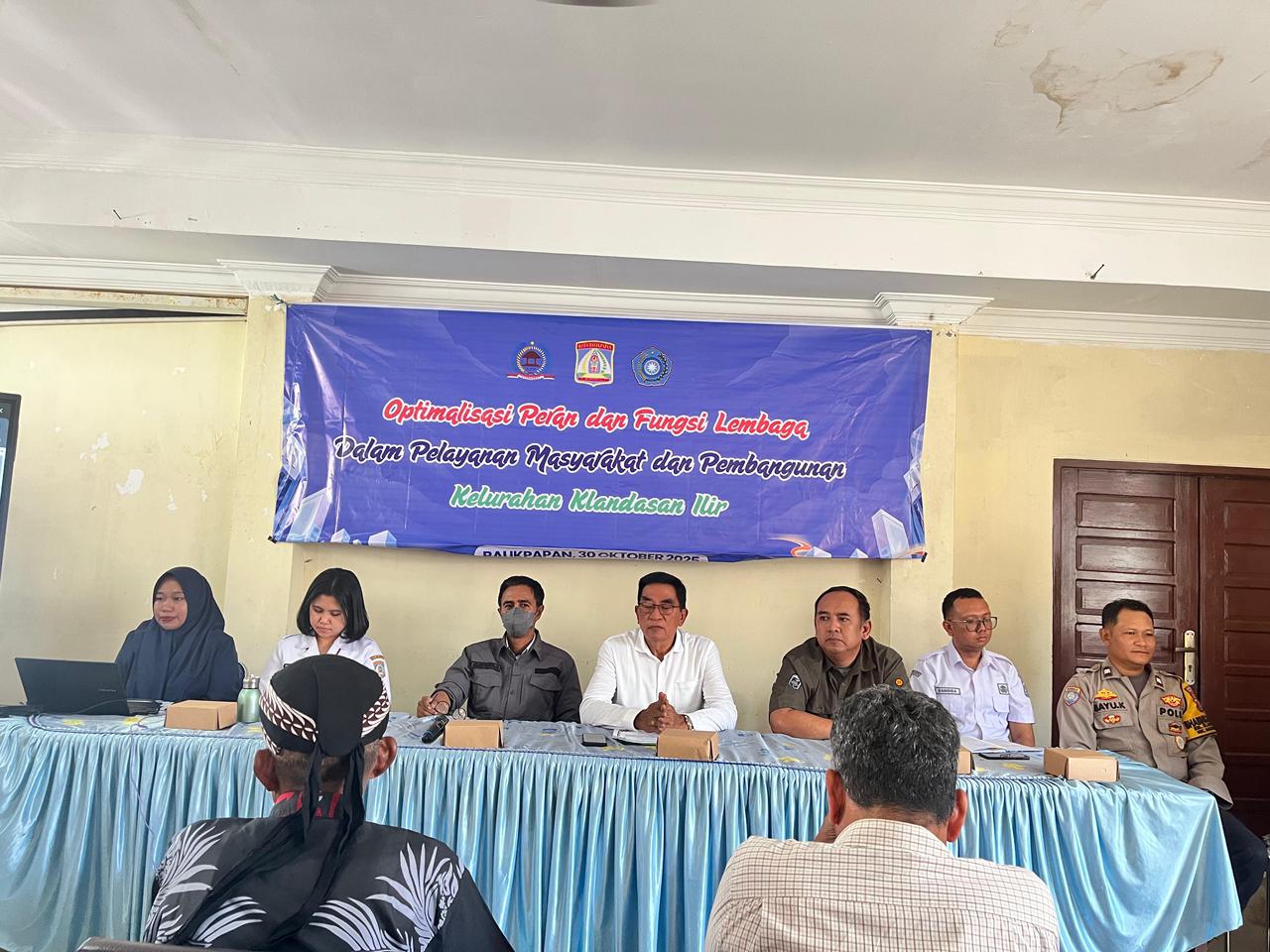 Lurah Klandasan Ilir Andi Arief Hidayatullah (tiga kiri) mendampingi narasumber yang berkompeten di bidangnya, dari Disdukcapil Kota Balikpapan dan Ketua DPD Asosiasi LPM Kota Balikpapan Damanhuri.