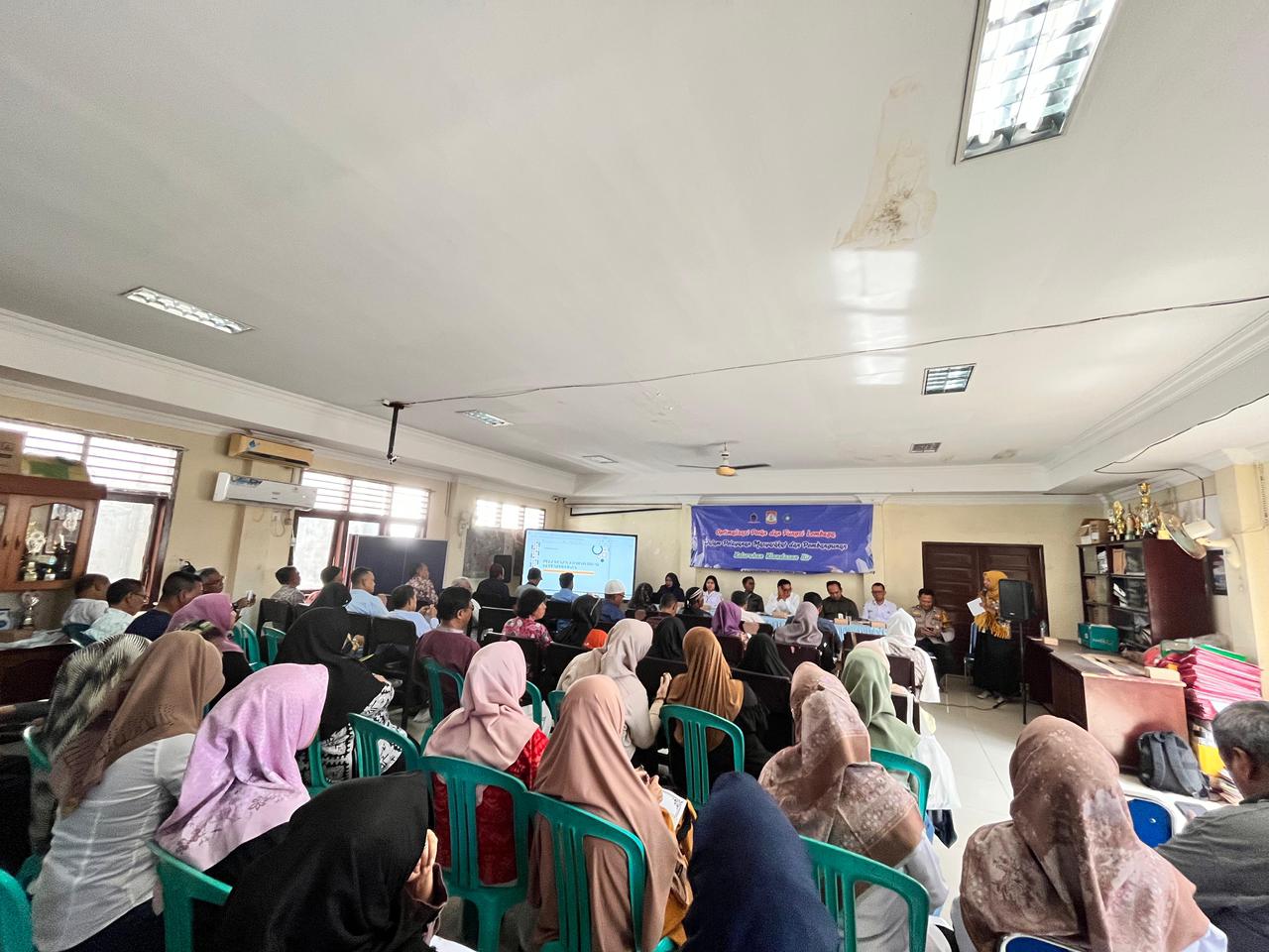 Pertemuan santai dengan kehadiran para ketua RT se-Kelurahan Klandasan Ilir menambah suasana semakin akrab dan kekeluargaan.