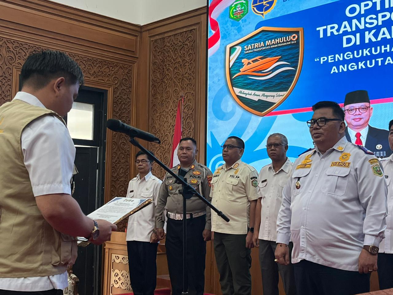 DIKUKUHKAN: Ketua FLLAJ Mahulu FX Lawing beserta anggota saat dikukuhkan oleh Wakil Bupati Mahulu Suhuk di Ballroom Lantai 3 Setkab Mahulu, Rabu (5/11).