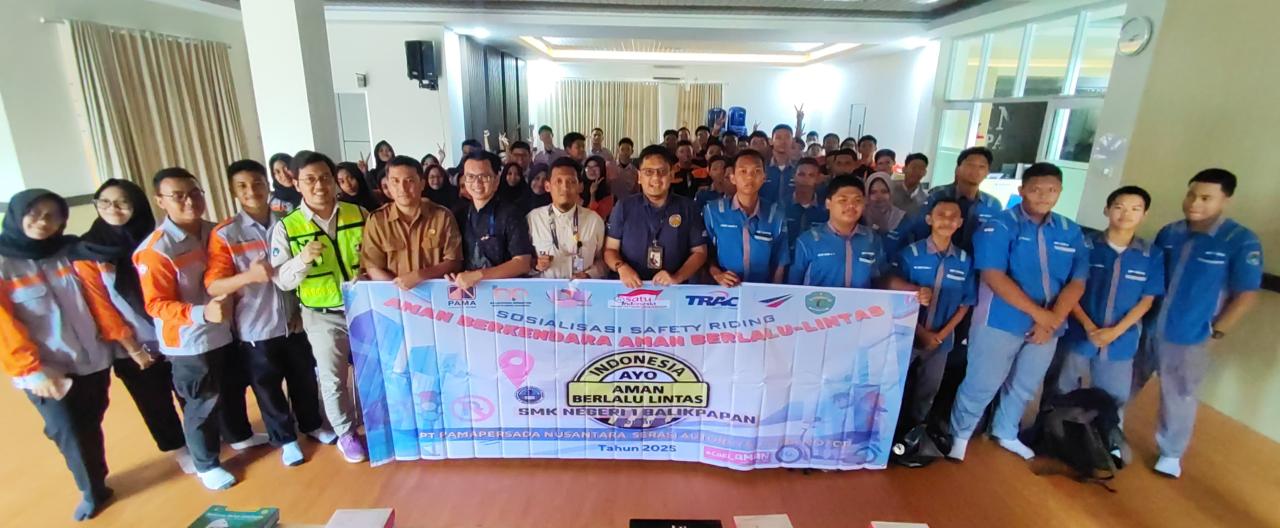 Kegiatan sosialisasi dan edukasi keselamatan berkendara di SMK 1 Balikpapan.