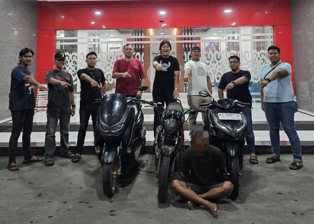 TAK BERKUTIK: Tim Alligator Satreskrim Polres Kutai Kartanegara mengamankan tersangka kasus pencurian sepeda motor bersama barang bukti dua unit kendaraan dan plat nomor palsu di Mapolres Kukar.