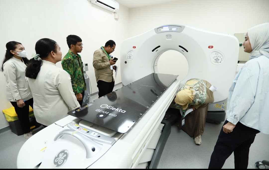 KUALITAS: Petugas dari Badan Pengawas Tenaga Nuklir (BAPETEN) melakukan verifikasi lapangan di ruang instalasi onkologi RSUD Aji Muhammad Parikesit Tenggarong, memastikan kesiapan fasilitas.