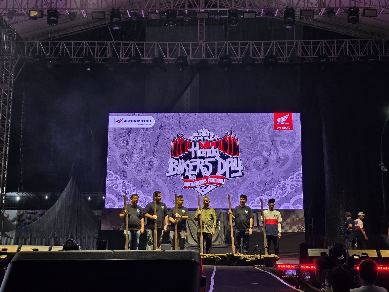 PT Astra Honda Motor bersama perwakilan Management Astra Motor Kaltim 1 dan Kaltim 2 saat membuka rangkaian Honda Bikers Day Regional Kalimantan pada Sabtu (25/10) lalu.