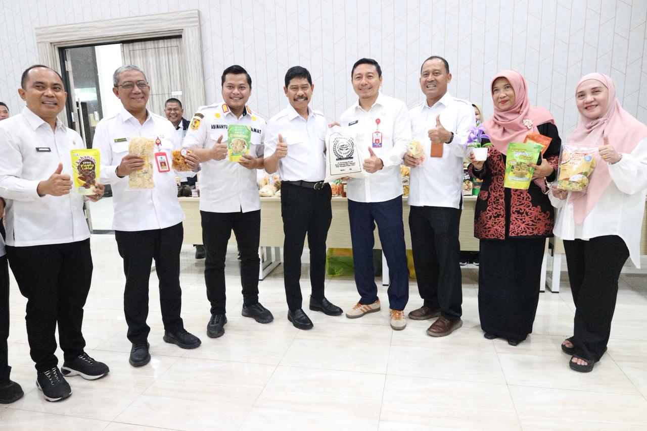 Abdul Waris Muin (empat kiri) bersama jajaran pimpinan daerah Kaltim menunjukkan hasil kreatifitas masyarakat desa.
