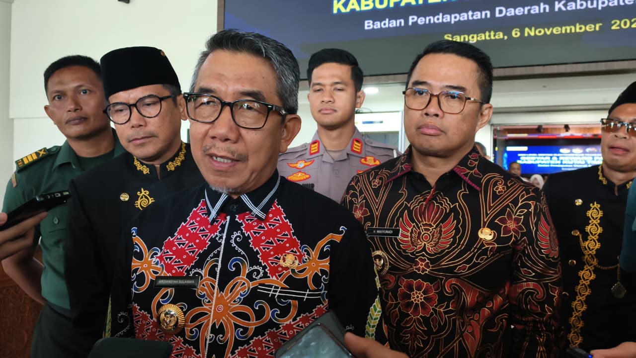 Bupati Kutai Timur Ardiansyah Sulaiman dalam sesi wawancara dengan awak media. (JUFRIADI/KP)