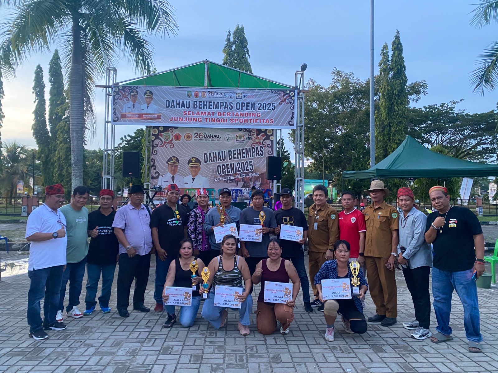 Para juara Behempas Open 2025 mengabadikan momen.