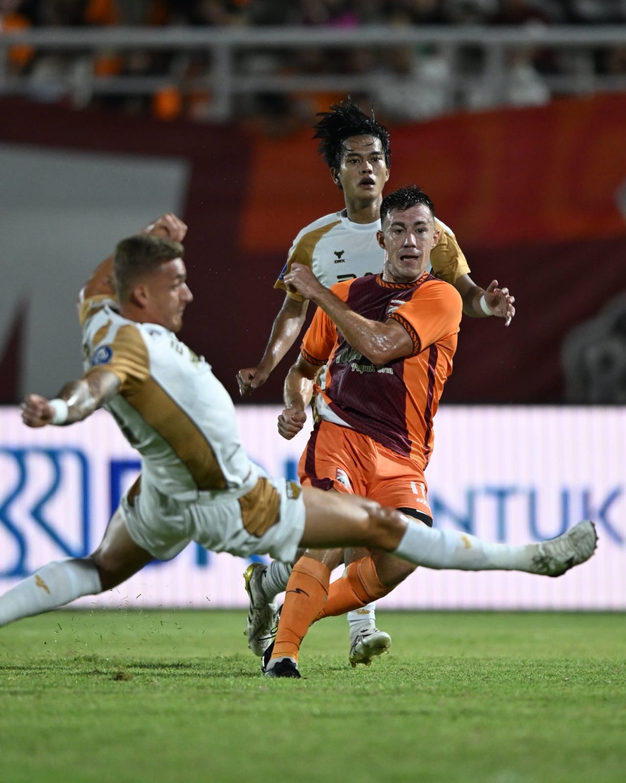 Mariano Peralta mencetak dua gol ke gawang Dewa United.