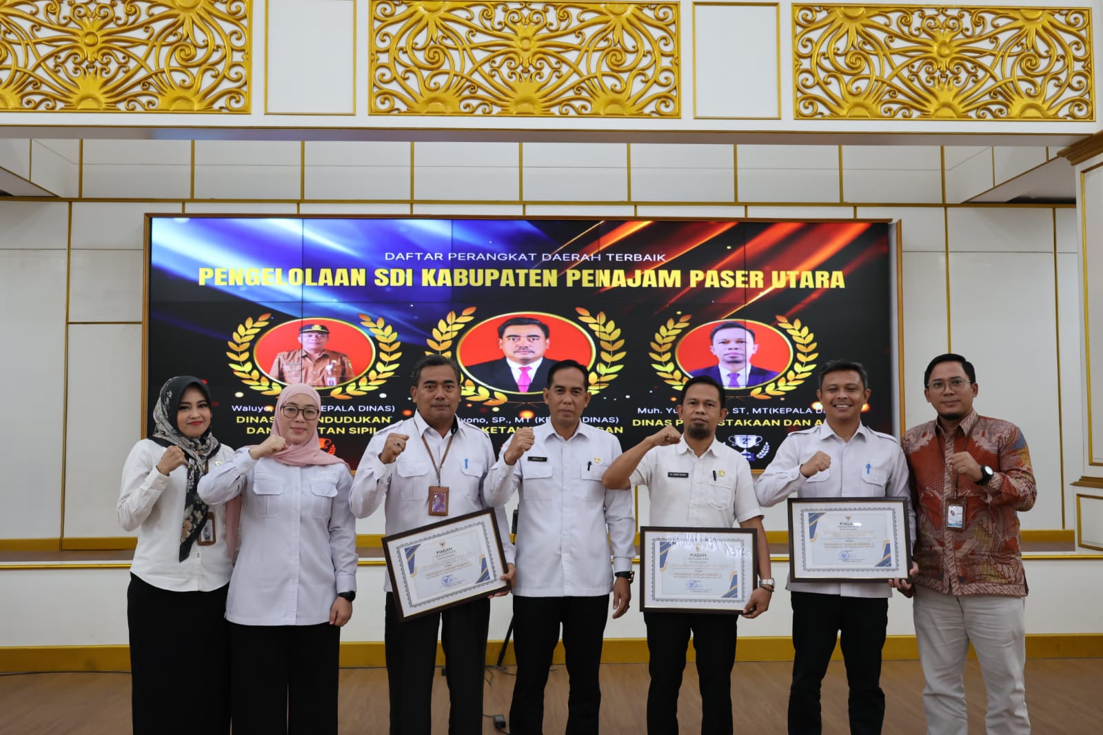 Pemkab PPU memberikan penghargaan kepada OPD yang dinilai berprestasi dalam penerapan dan pengelolaan Satu Data Indonesia.