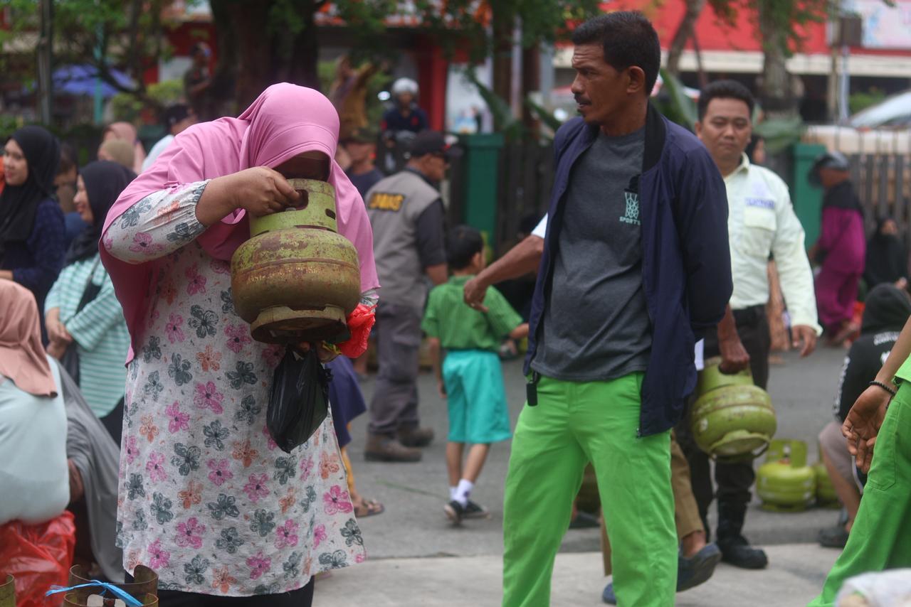 Distribusi LPG 3 kilogram di salah satu kegiatan pasar murah beberapa waktu lalu.  &nbsp;