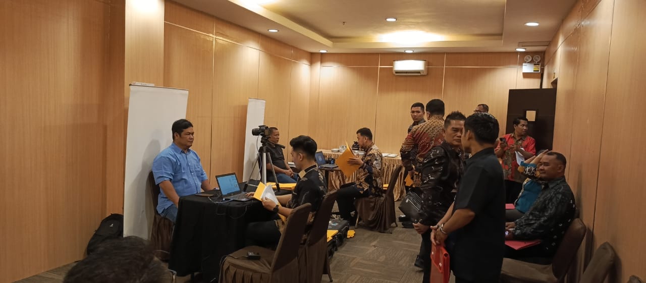 BUAT PASPOR: Peserta ziarah sedang melakukan perekaman data untuk pembuatan paspor.
