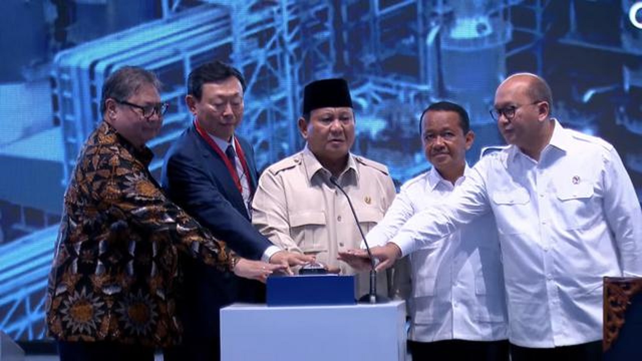 RESMI: Presiden Prabowo Subianto saat meresmikan beroperasinya sebuah pabrik semen di Cilegon, Jawa Barat.