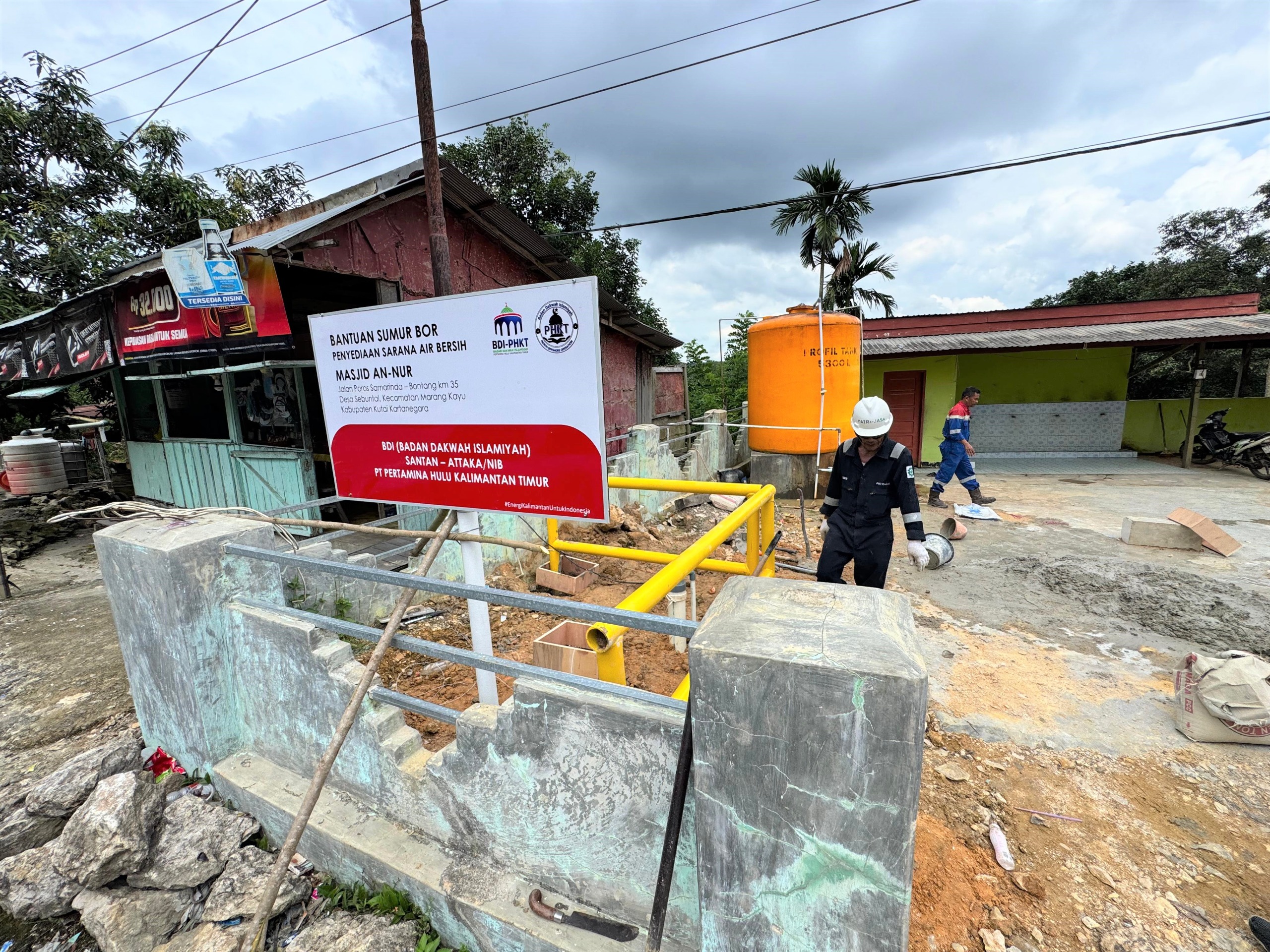 BANTUAN: PT Pertamina Hulu Kalimantan Timur (PHKT) bersama Badan Dakwah Islam (BDI) Santan Terminal meresmikan bantuan sumur bor di Desa Sebuntal, Kecamatan Marangkayu, Kutai Kartanegara.