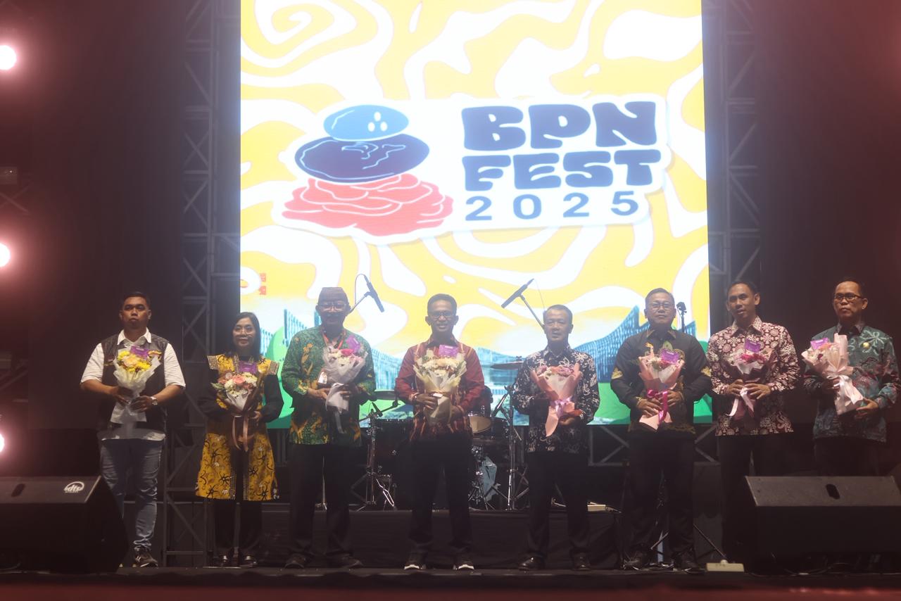 EVENT TAHUNAN: Rahmad Mas&rsquo;ud bersama Dadang Rizki Ratman, Baihaqi, serta Kadisparpora Balikpapan, Ratih Kusuma dan jajaran OPD membuka Balikpapan Fest 2025 di BSCC Dome, Kamis (6/11) malam.