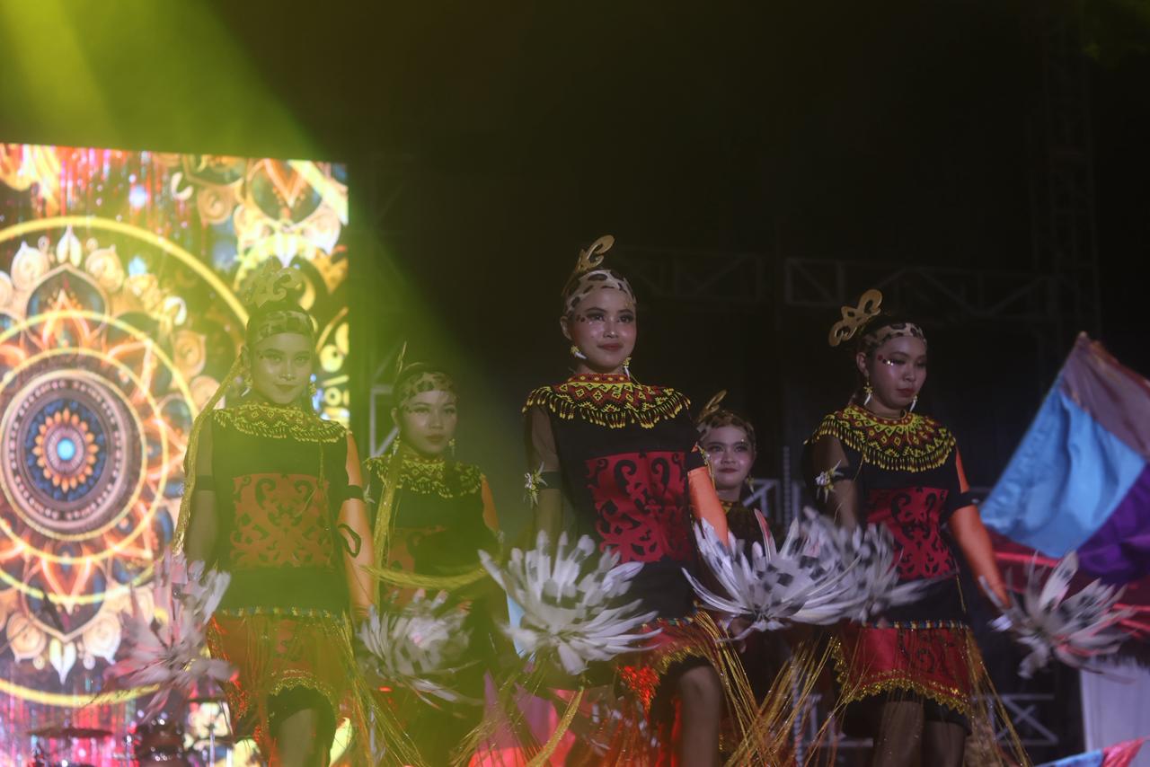 MENGHIBUR PENGUNJUNG: Beragam hiburan hadir memeriahkan jalannya pembukaan Balikpapan Fest volume ke 6 yang dipusatkan di BSCC Dome hingga pengujung pekan ini.
