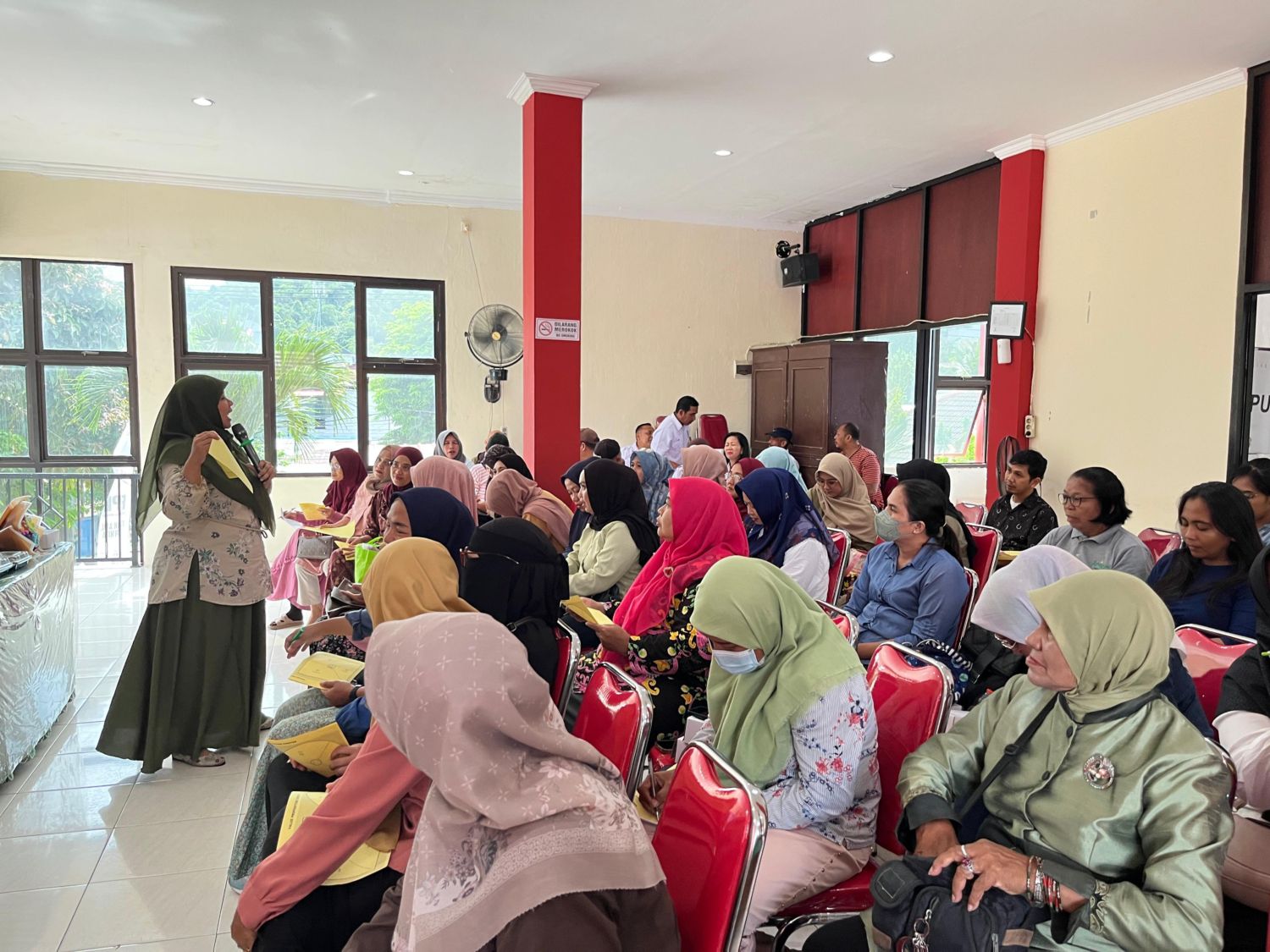 TAMBAH WAWASAN: Dr. Linda Fauziyah Ariyani menyampaikan materi kepada peserta pelatihan para pelaku UMKM di Kelurahan Gunung Sari Ulu, Rabu (29/10).