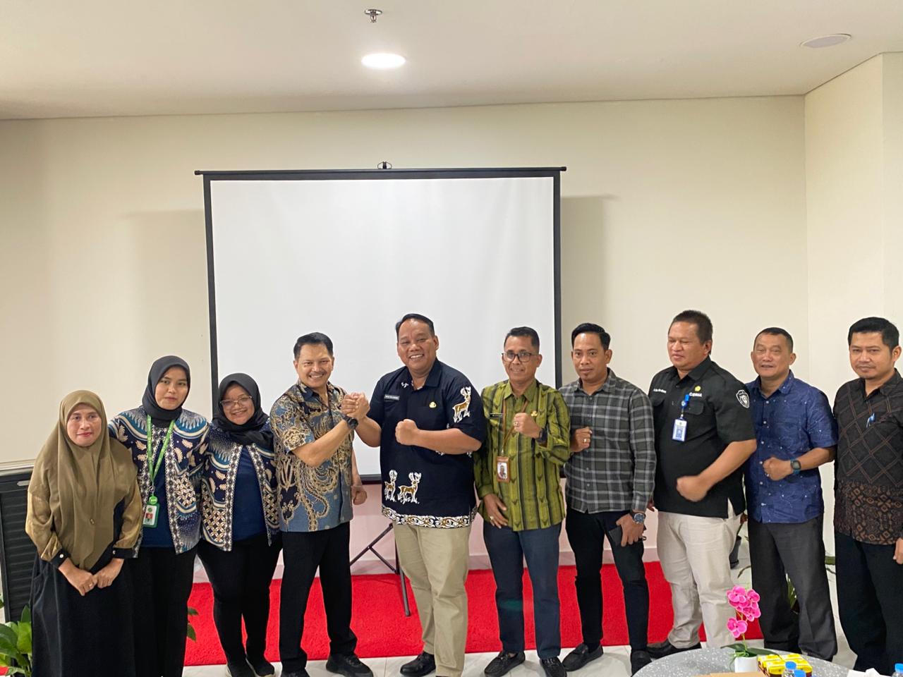 SINERGI: Nicko Herlambang (lima kiri) bersama Direktur RS Hermina Nusantara, Stefanus Dony (empat kiri) memastikan sinergi dalam meningkatkan pelayanan kesehatan untuk warga PPU.