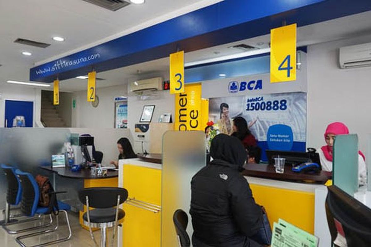 KEPERCAYAAN: Masyarakat melakukan transaksi keuangan di Bank BCA.