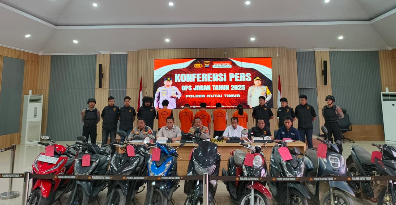 Konferensi pers Polres Kutim terkait pengungkapan 13 kasus curanmor dalam Operasi Jaran 2025, digelar di Mapolres Kutim, Jumat (7/11).