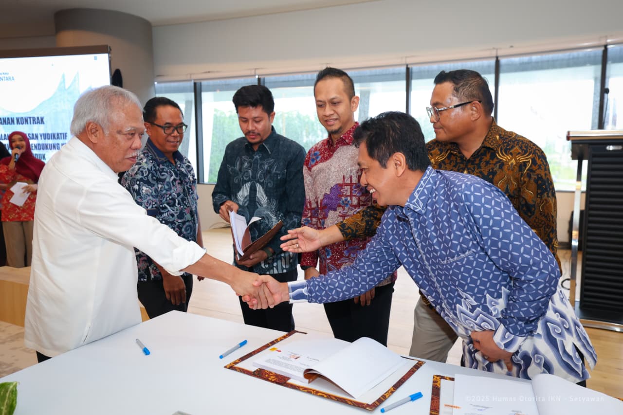 Kepala Otorita IKN, Basuki Hadimuljono (kiri) saat menghadiri penandatanganan kontrak.