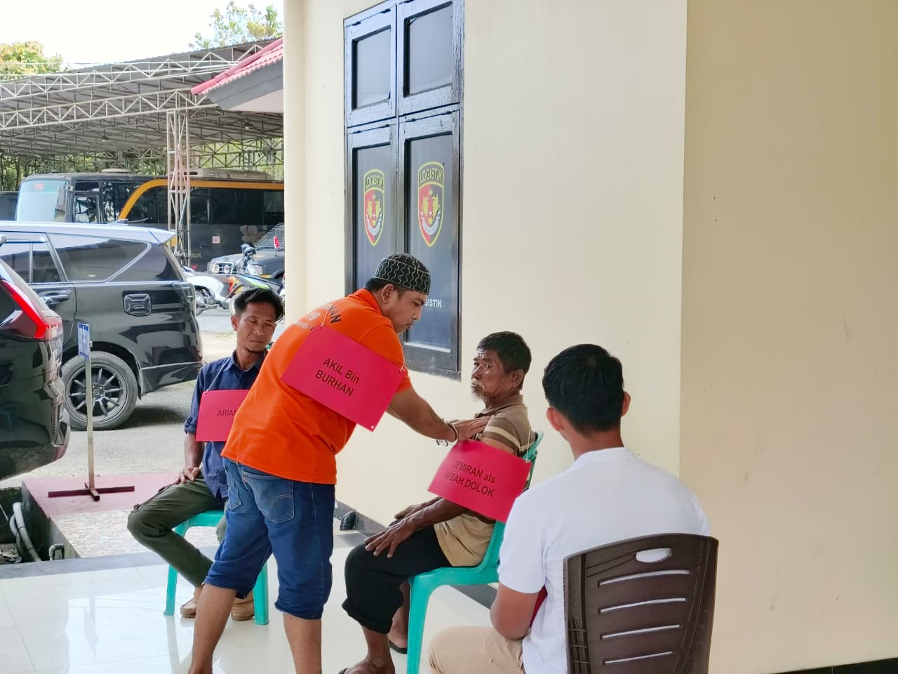 REKONSTRUKSI: Penyidik Satreskrim Polres Kutim saat melakukan rekonstruksi kasus dugaan penganiayaan lansia yang terjadi di Kantor Desa Tanah Abang, Kecamatan Long Mesangat, Jumat (7/11).