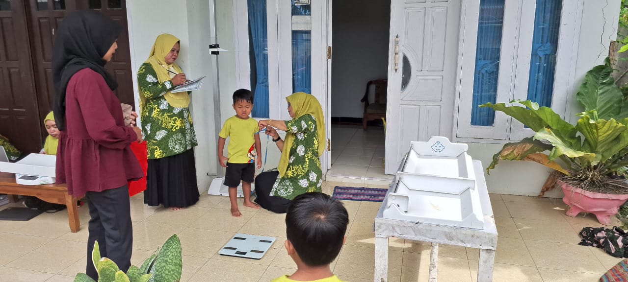 JEMPUT BOLA: Kader posyandu di Kelurahan Satimpo melakukan langkah aktif untuk mendapatkan data kehatan balita di wilayahnya.