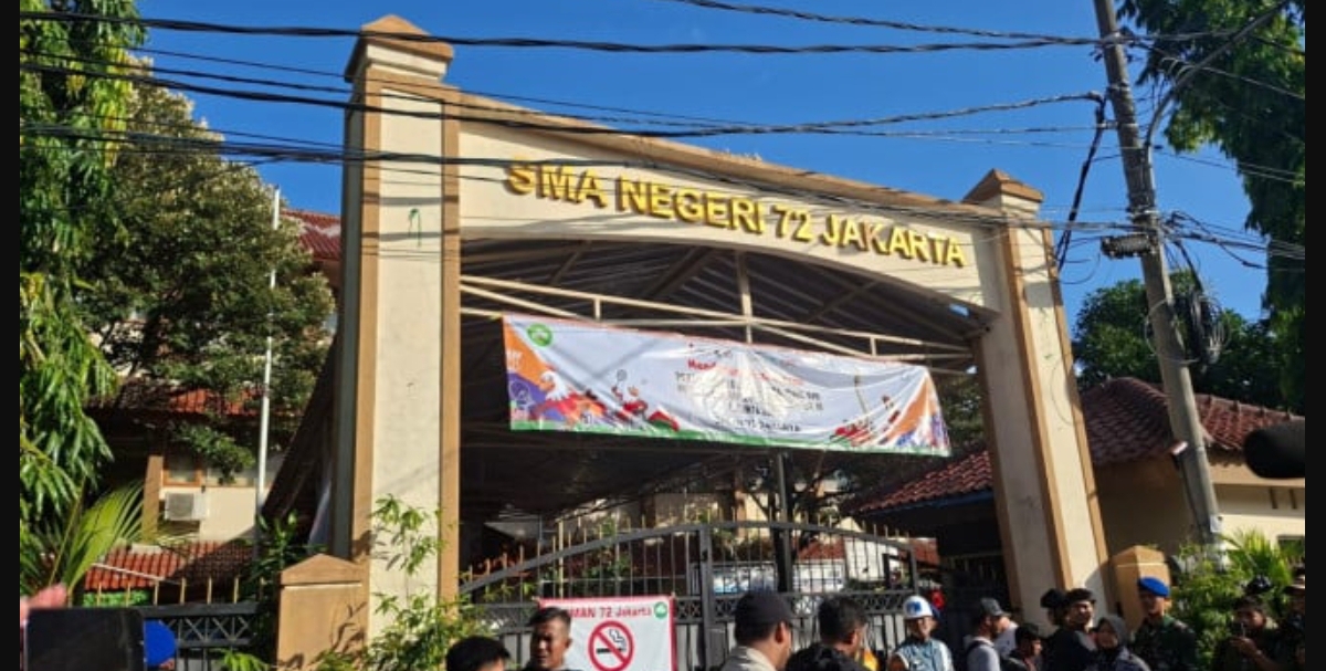 Petugas kepolisian berjaga di depan gerbang SMA Negeri 72 Jakarta, Kelapa Gading, Jakarta Utara, usai insiden ledakan pada Jumat (7/11/2025). (FOTO: IST)