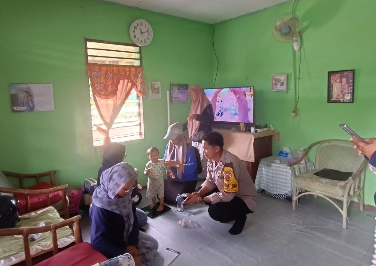 ARAHKAN: Petugas kelurahan dan mitra mengajak warga yang mempunyai balita untuk datang ke posyandu mengikuti kegiatan operasi timbang serentak.
