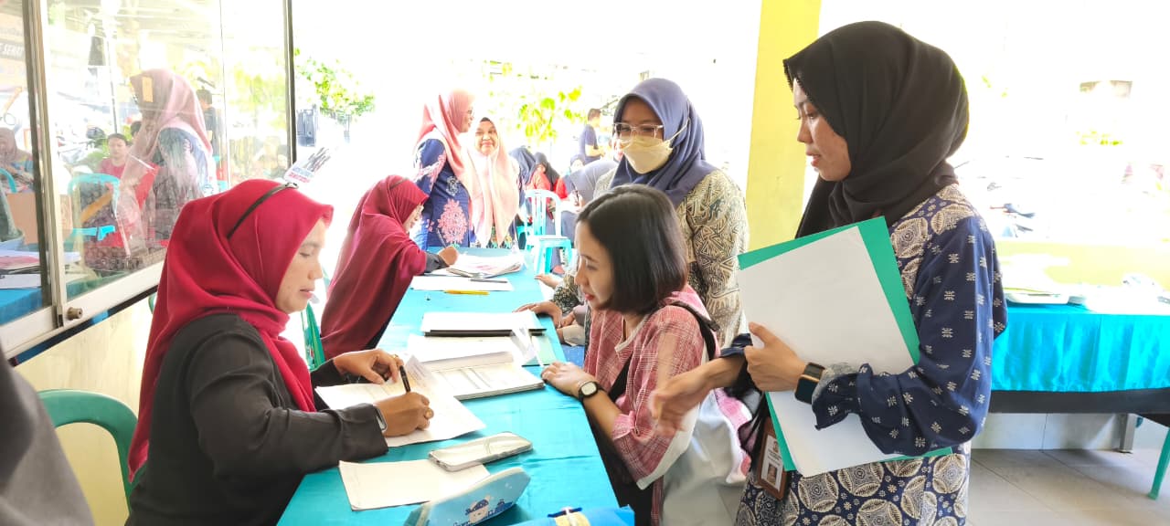 LUPUS/KP SIMULASI: Promosi Kesehatan Puskesmas Sepinggan Nurhasanah Fitriana (kanan) mengamati praktik lapangan yang disimulasikan para kader agar implementasinya berjalan baik dan lancar.