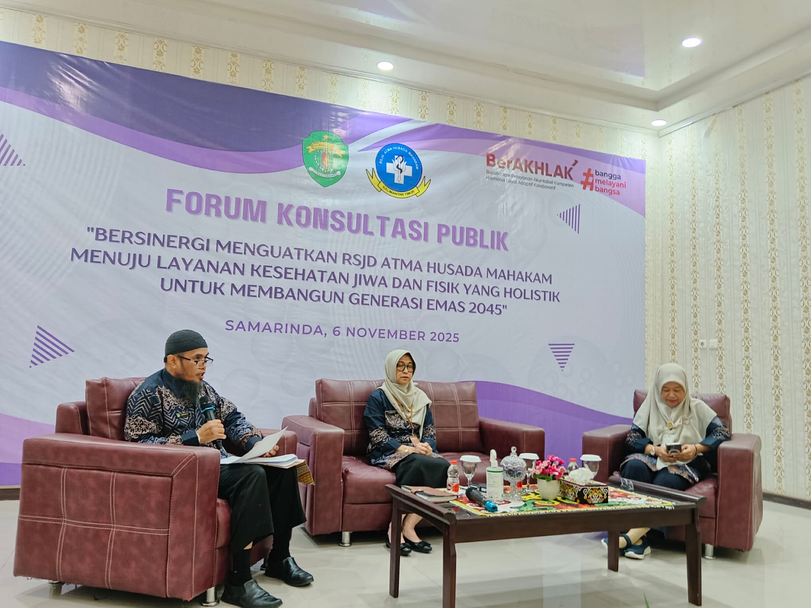 DISKUSI: Direktur RSJD Atma Husada Mahakam, dr Indah Puspita Sari (tengah) menyampaikan standar pelayanan publik instalasi gawat darurat pada diskusi, Kamis (6/11).