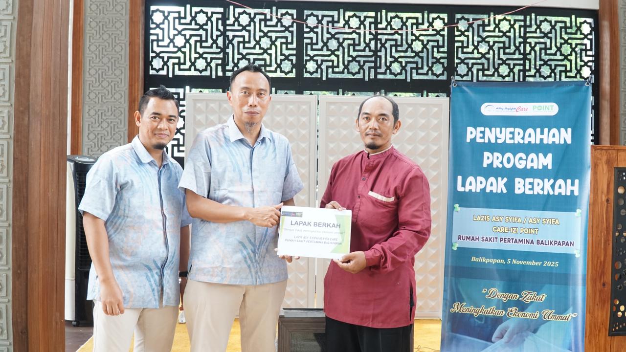 BANTUAN: Vice Director HC & GA RSPB Aditya Dharma Ardias menyerahkan secara simbolis program Lapak Berkah kepada Shiddiq (kanan).