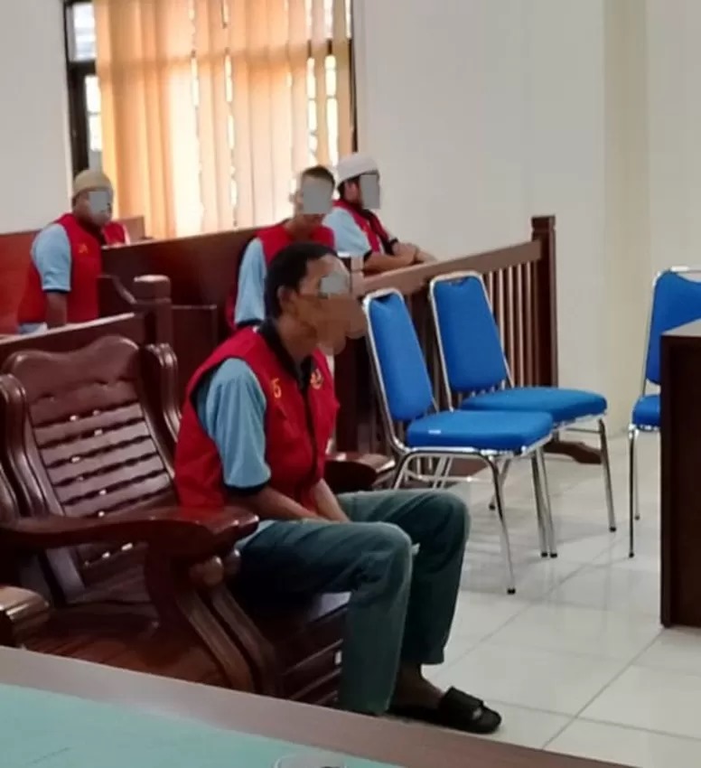SIDANG: Terdakwa YA menjalani sidang perdana terkait perkara penganiayaan yang dilakukan terhadap istrinya.