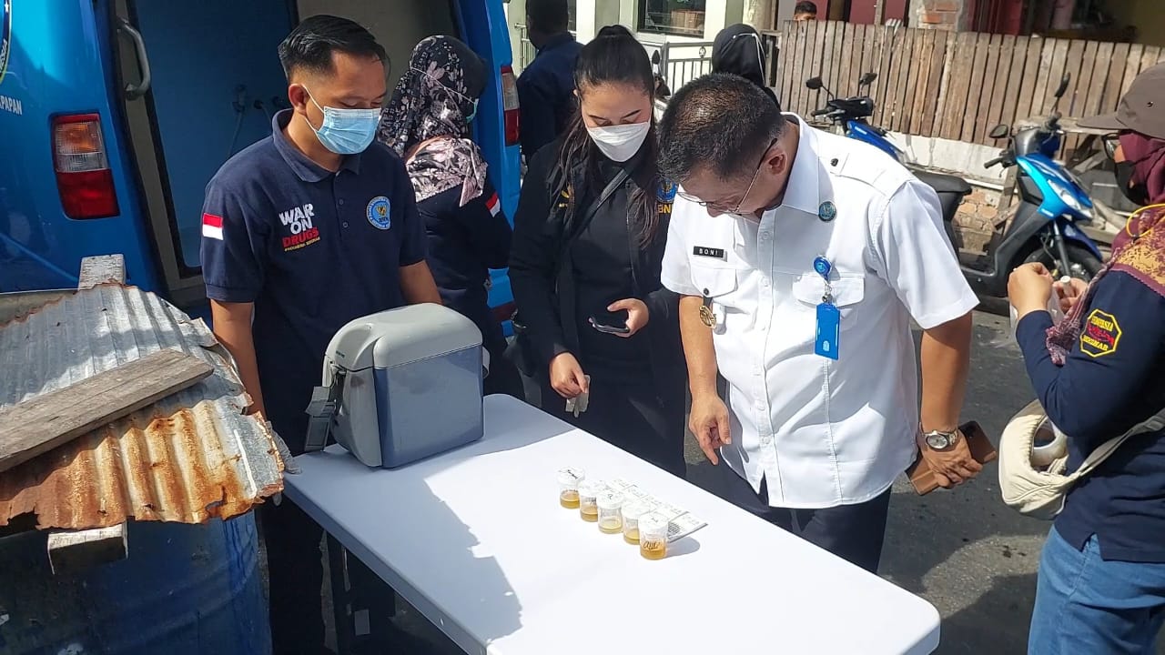 TES URINE: BNN Balikpapan melakukan operasi di Gunung Bugis, mengamankan 15 pria untuk menjalani tes urine.
